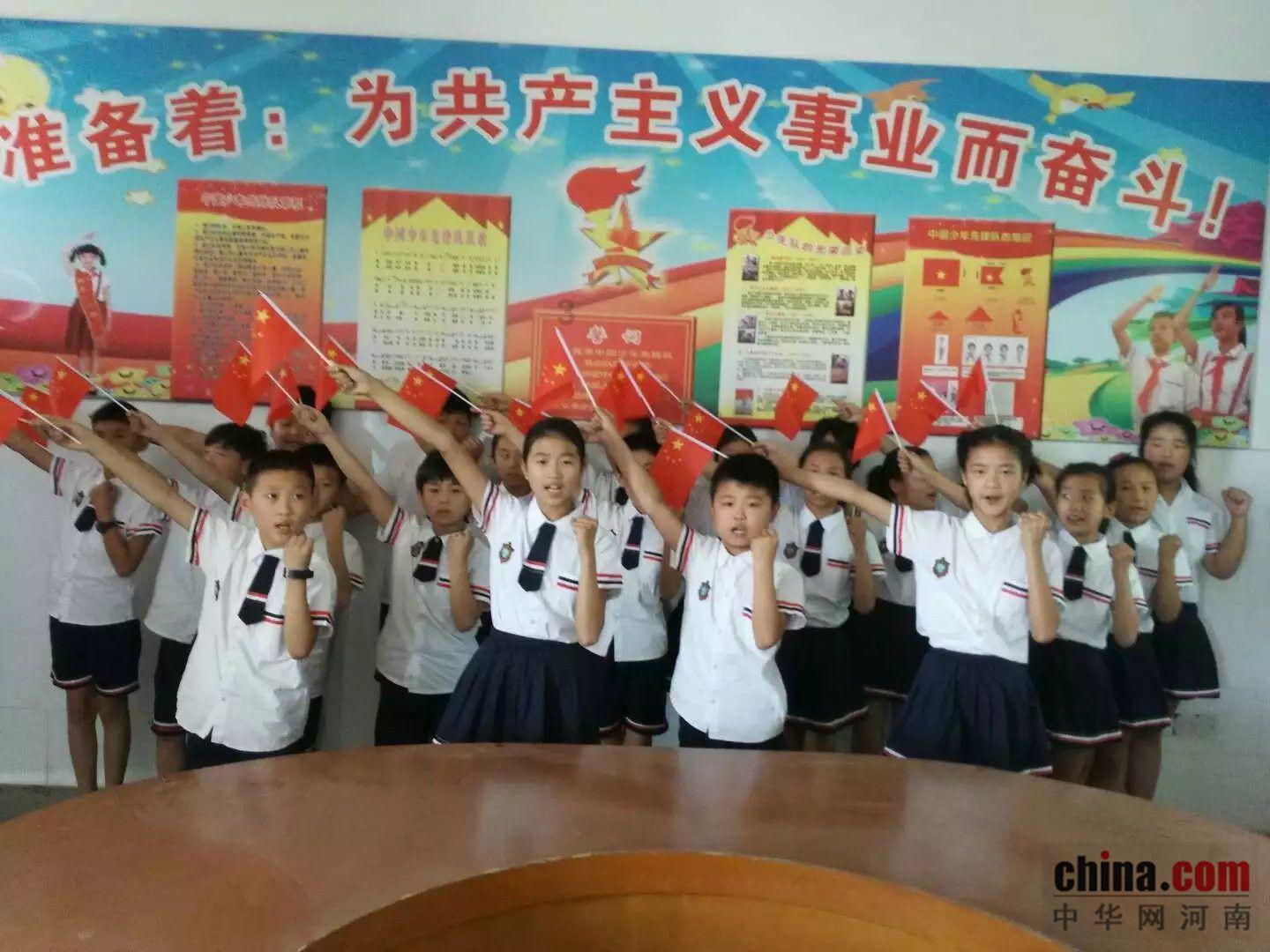 东方卫视跨年李克勤演唱《秒针》，现场气氛有多燃？游戏画面
